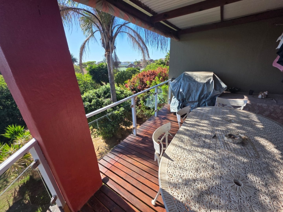 4 Bedroom Property for Sale in Wavecrest Eastern Cape